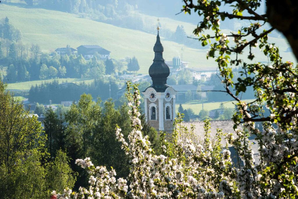 Die Kirchturmspitze von Altenmarkt im Sommer