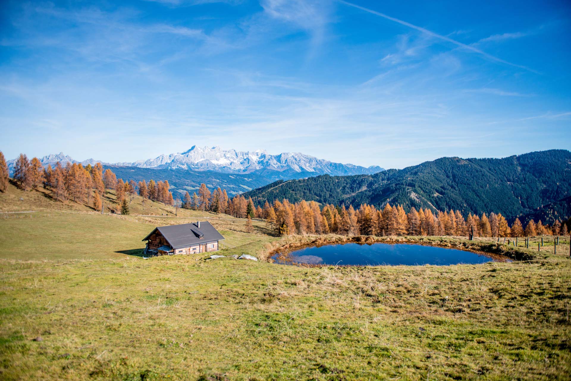 Alm am Berg mit Blick auf Altenmarkt und Zauchensee und die herrlichen Berge im Salzburger Land