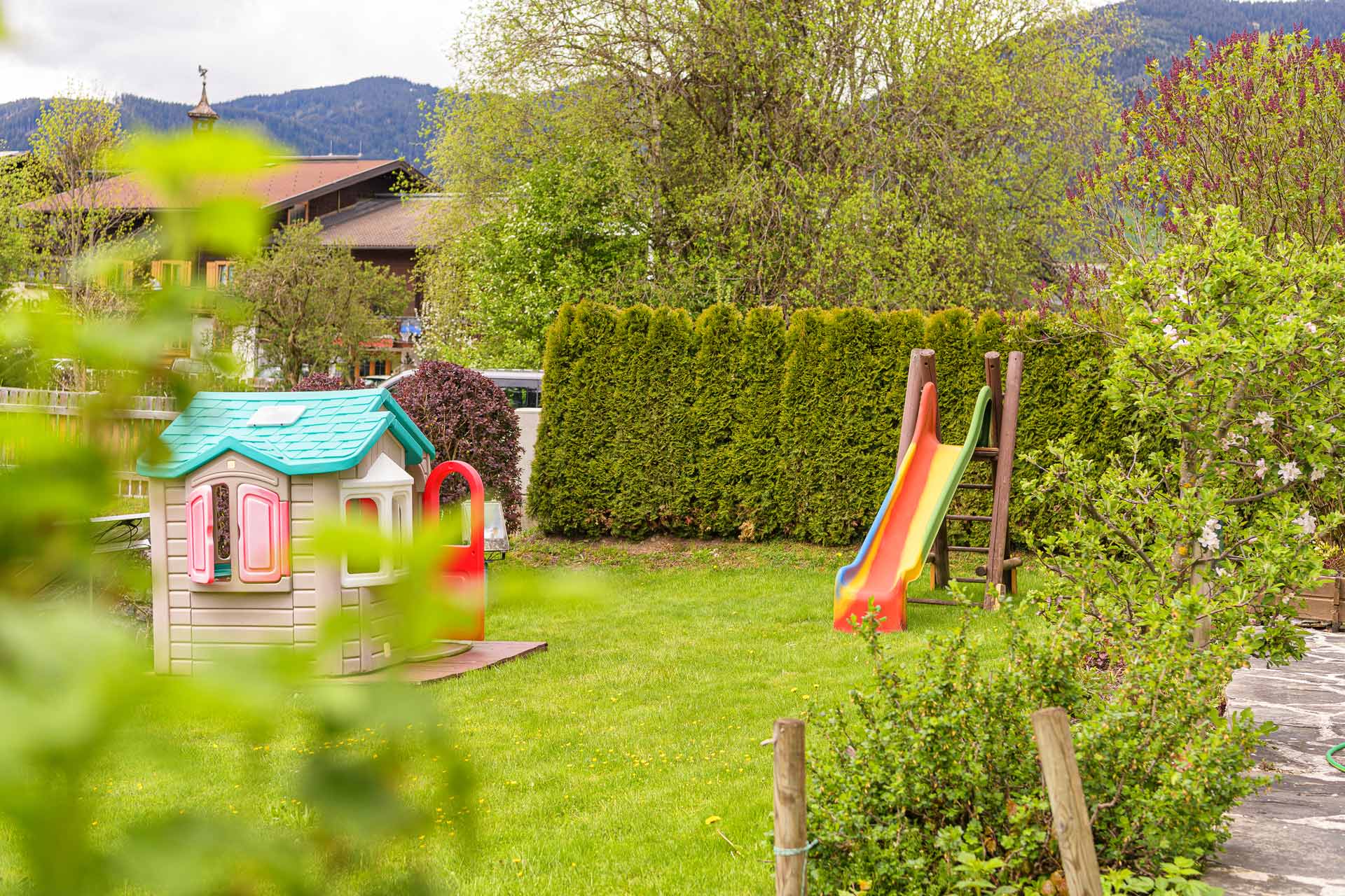 Der Spielplatz für Kinder im Garten bzw. Aussenbereich unseres Appartementhauses