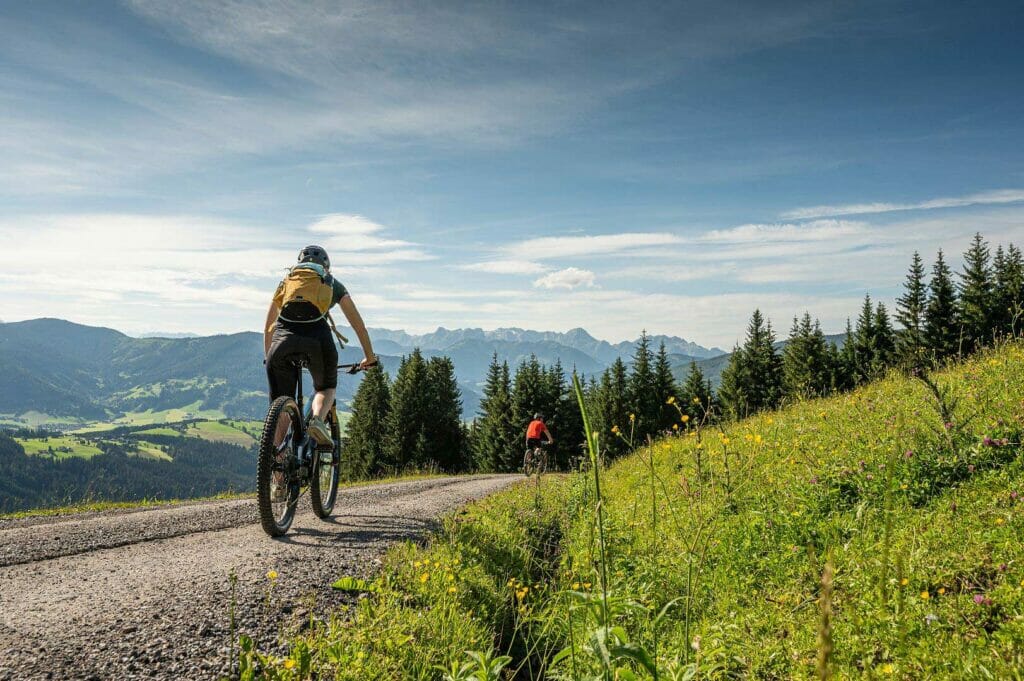 2 Radfahrer Im Sommerurlaub Bei Der Fahrt Ins Tal Und Blick Über Altenmarkt-Zauchensee