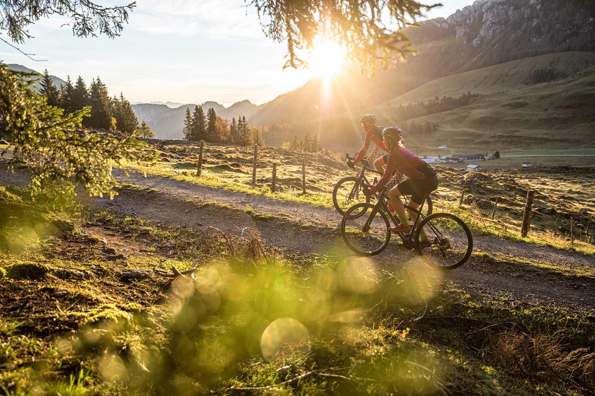 Zwei Radfahrer auf einer Tour mit dem Mountainbike in den Bergen von Altenmarkt/Zauchensee