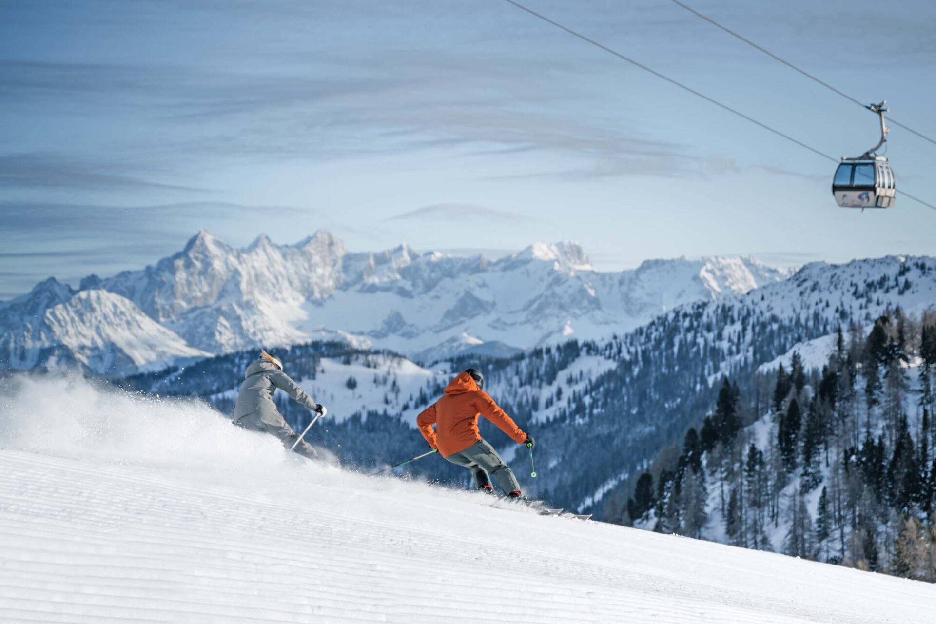 2 Skifahrer auf den perfekt präparierten Pisten von Zauchensee in der Ski Amadé