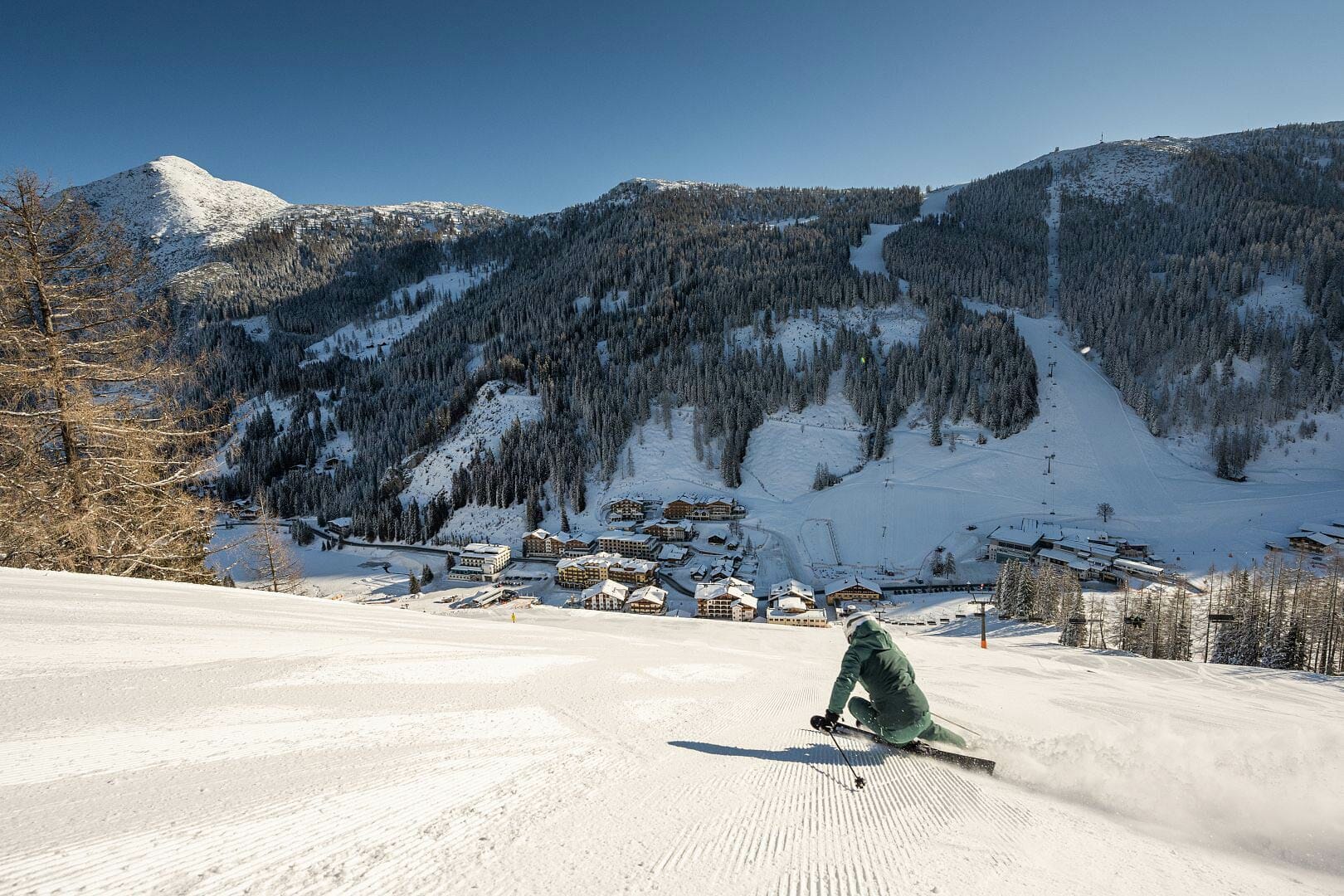Erwachsener auf Ski bei der Talabfahrt Richtung Zauchensee als Teil der Ski Amadé